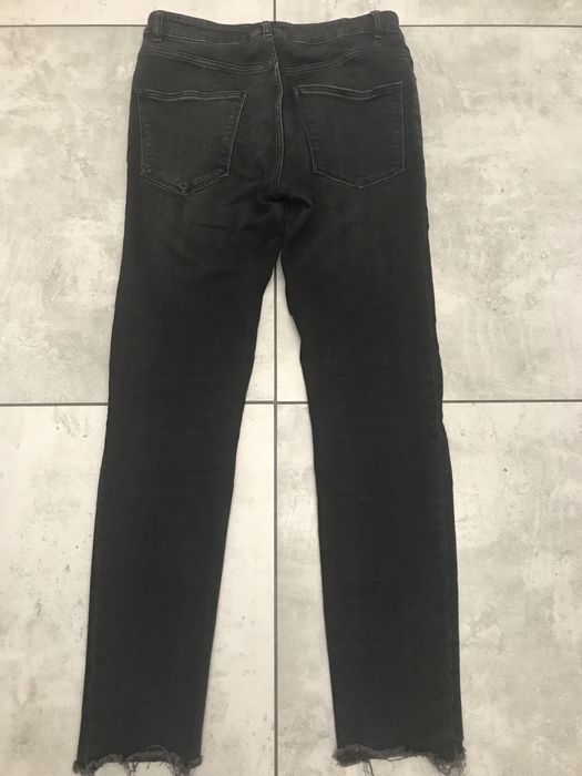 Jeansy Review z dziurami