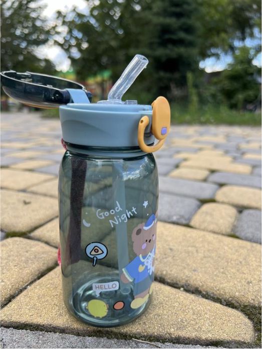 Пляшечка з трубочкою