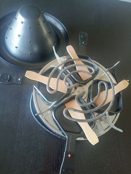 Grelhador/raclette com recipientes para queijo e espátulas