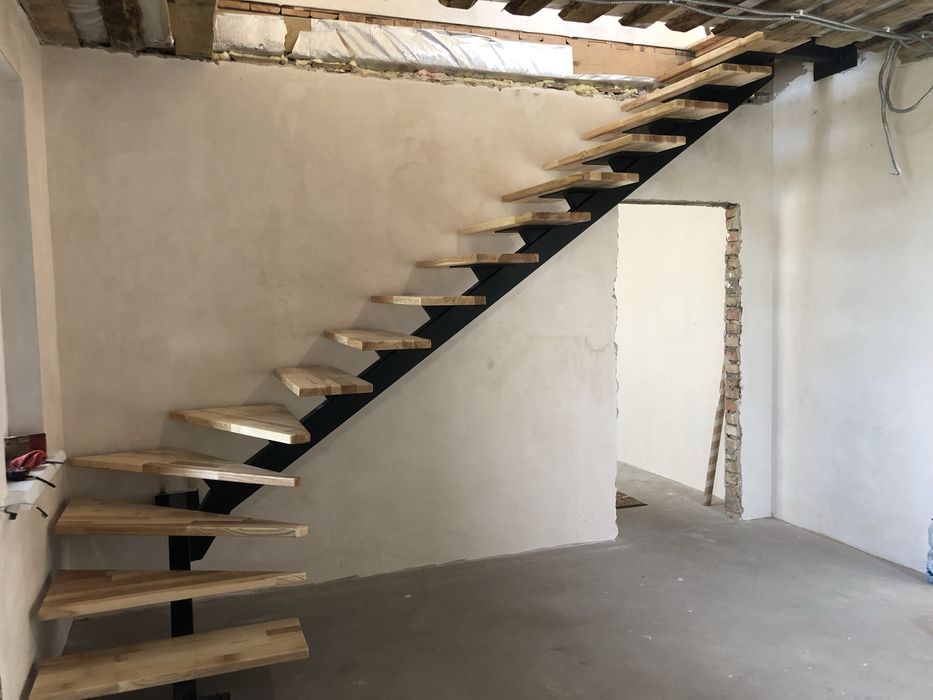 Деревʼяні сходи, сходи, сходинки, металевий каркас, підсходинка