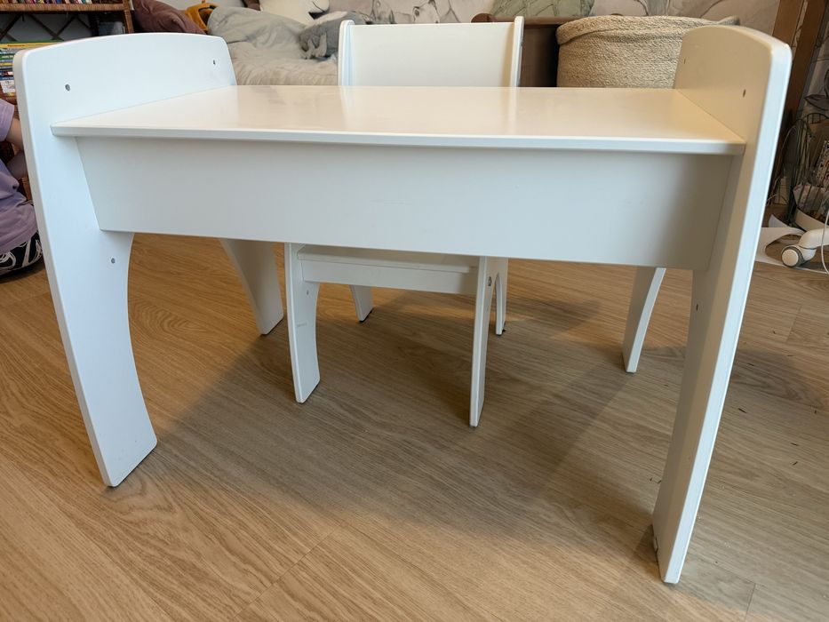 Drewniany stolik biurko dla dzieci