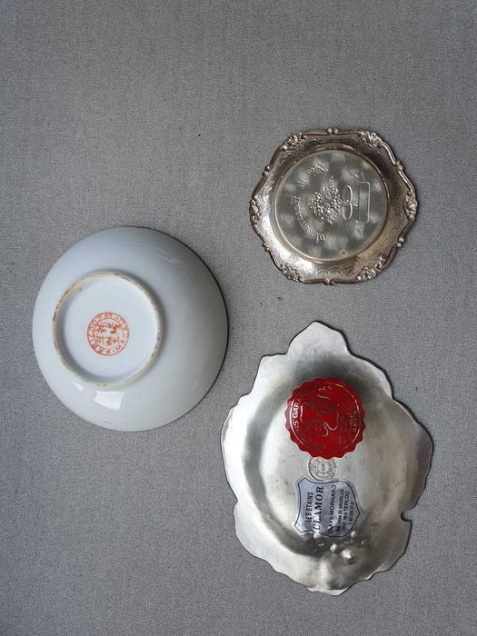 Três pequenos pratos em porcelana, casquinha e estanho