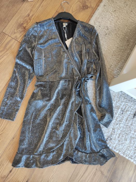 Rozmiar M sukienka błyszcząca Nelly, srebrna kopertowa wizytowa