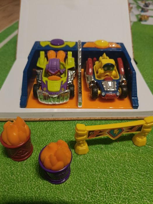 Super ZINGS wyscigi 2 AUTKA i 2 FIGURKI