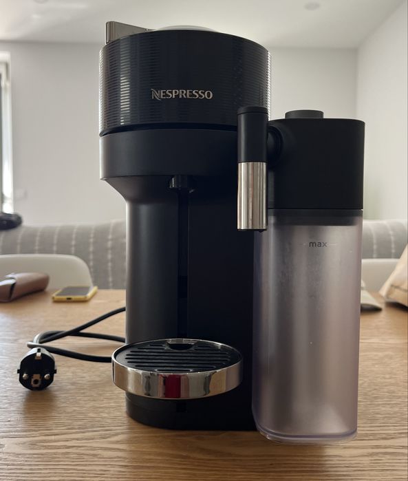 Máquina de Café em Cápsulas Delonghi Nespresso Vertuo Lattissima