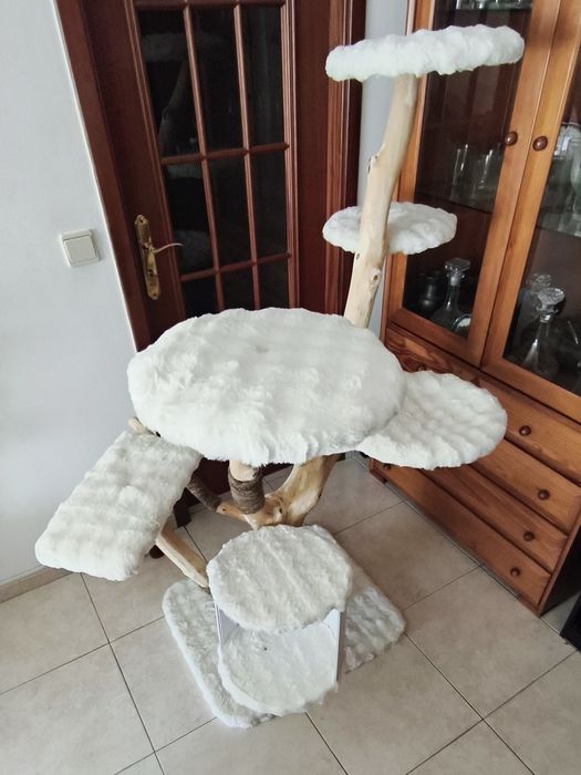 Torre de gatos com tronco em madeira - NOVO