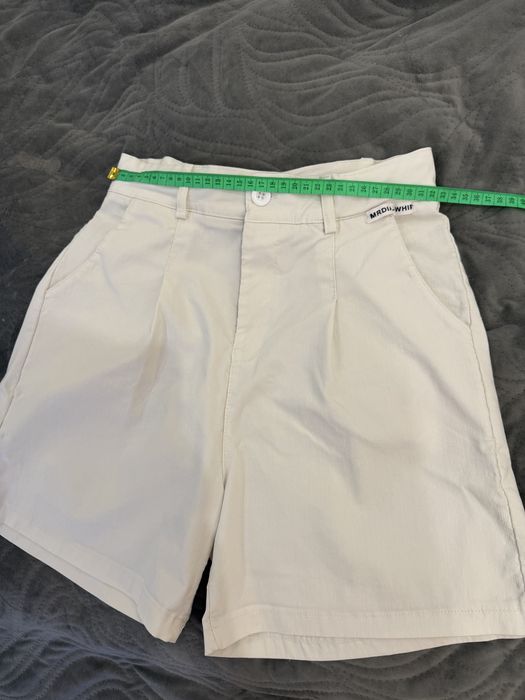 Білі шорти з ремінцем