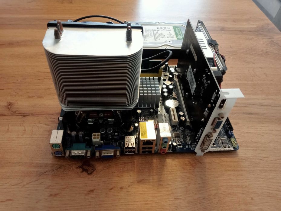 Zestaw Intel core2 q6600, GeForceGT630 2GB, freezer7Pro, 4GB RAM, HDD 500GB, Monitor