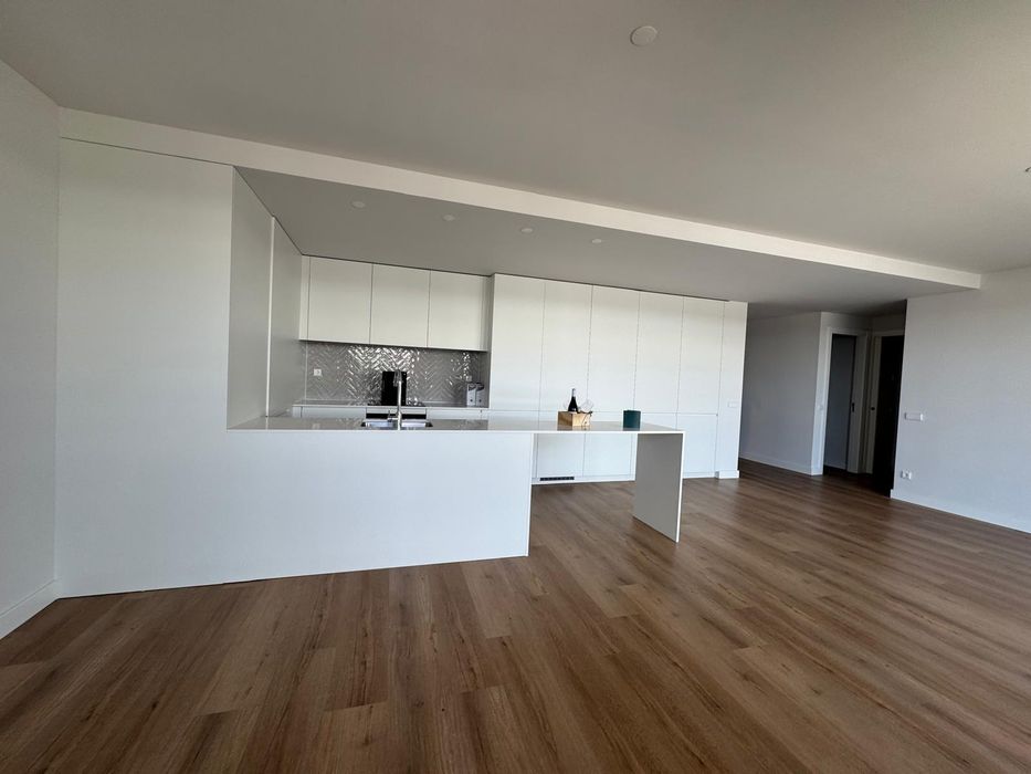 O Seu Novo Refúgio em Miraflores: T3 Exclusivo com Piscina e Ginásio