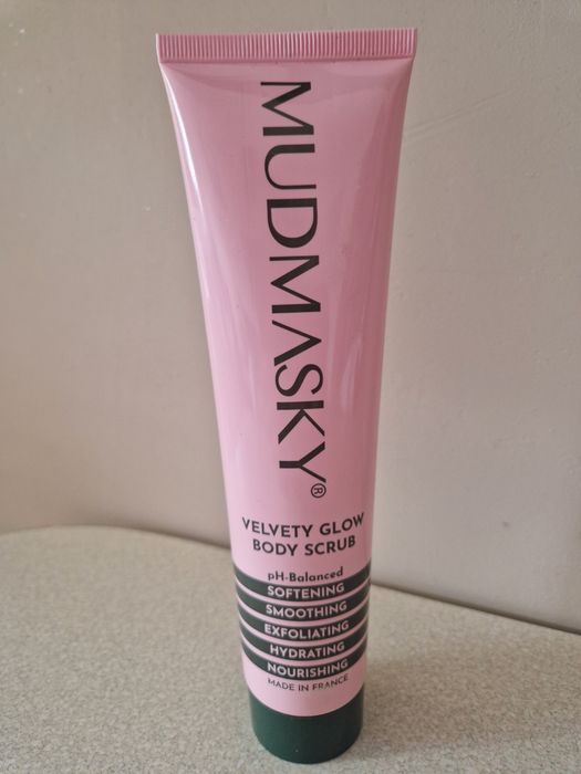 Velvety glow body scrub. 180ml.