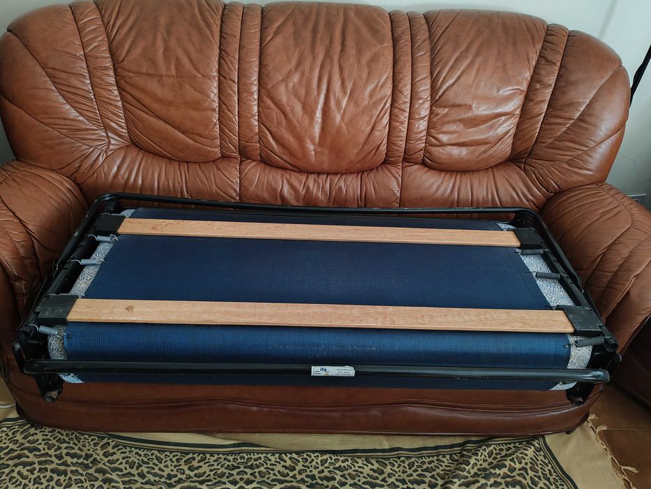 Terno de Sofás em Pele com Cama