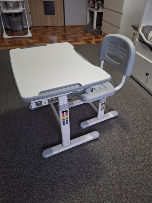 Ergonomiczne regulowane biurko z krzeslem rosnace z dzieckiem