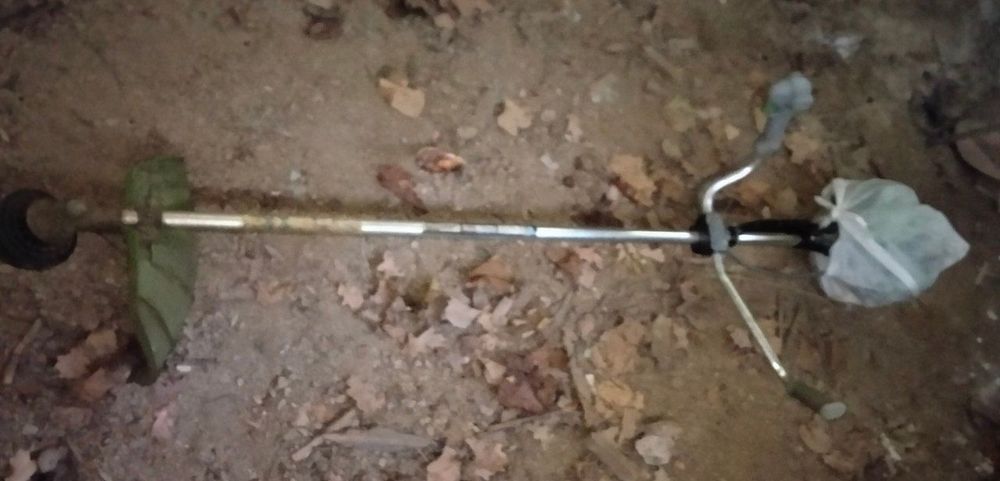 Стрижка газонів/трави/кущів. Gyep-/fű-/bokrokvágás