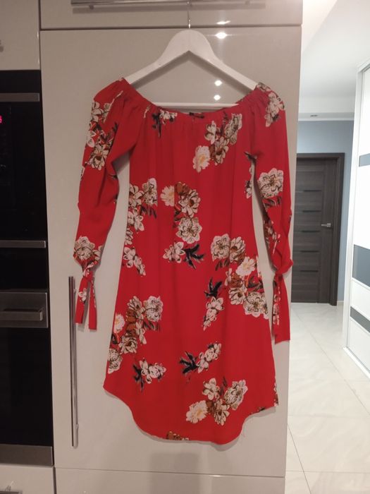 Sukienka czerwona w kwiaty Hiszpanka, rozmiar 8