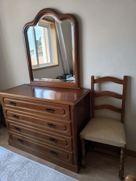 Mobília de quarto completo em madeira maciça