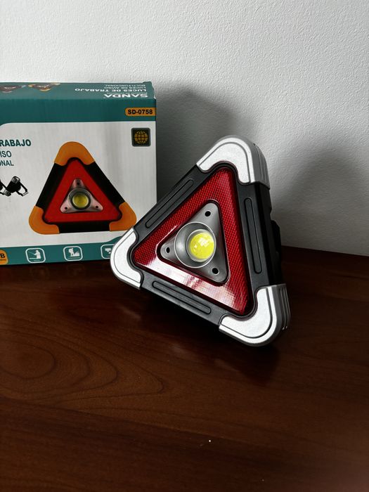 Luz de Emergência Triangular LED Multifuncional – SANDA (500 lúmens)