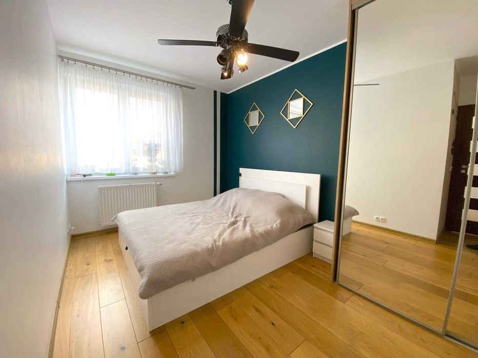 Drzwi szafy przesuwnej wraz z obramowaniem i szynami