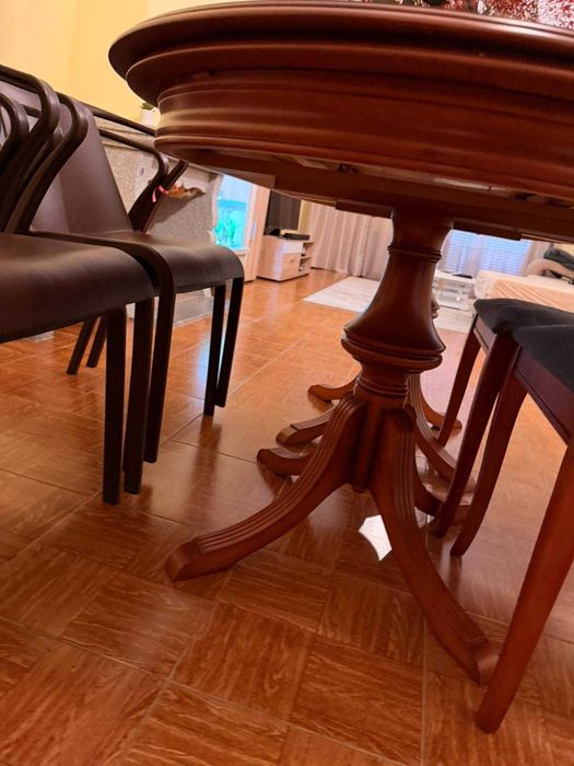 Mesa oval extensível em madeira com oferta das cadeiras