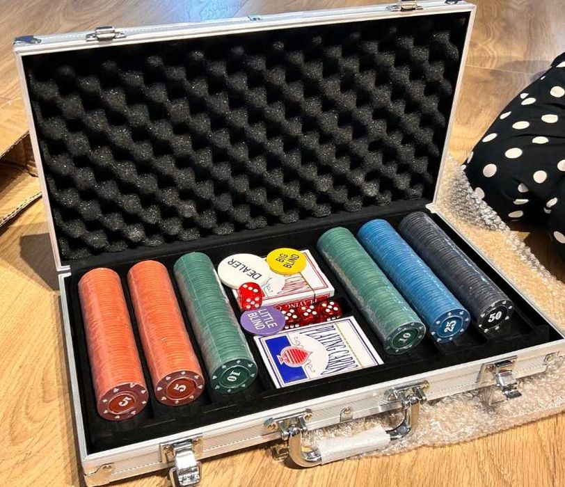 Zestaw do Pokera w Walizce Poker Karty Texas Żetony Kostki 300 Żetonów