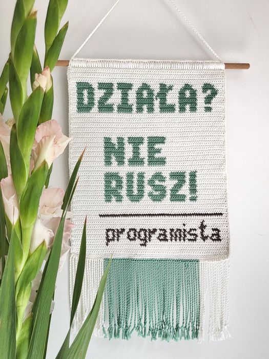 Makatka z napisem “DZIAŁA? - NIE RUSZ!”. Obraz. Plakat. Rękodzieło.