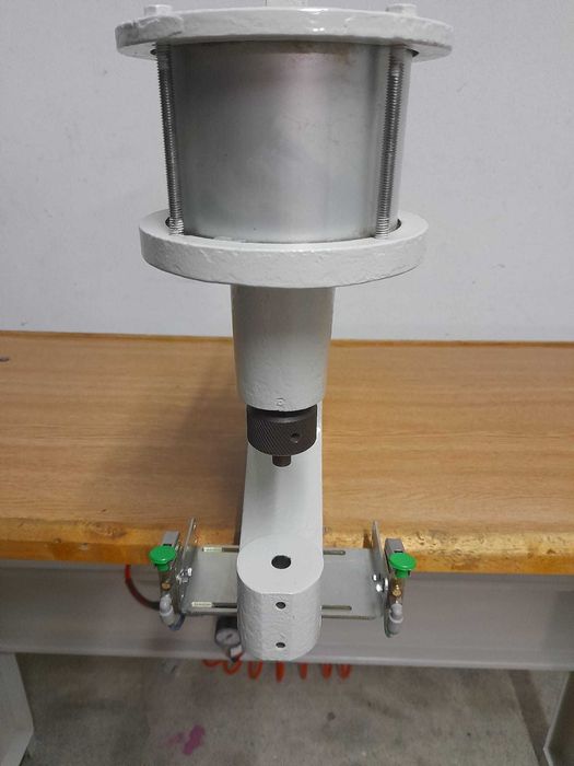 Máquina de pregar molas.