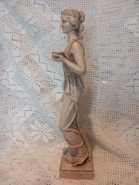 Estátua mulher l