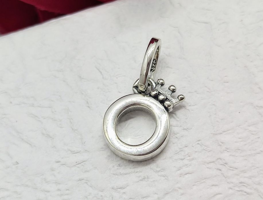 Charm's srebrny zawieszka O w koronie S925