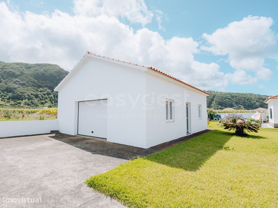 Moradia T4 com garagem nos Mosteiros.