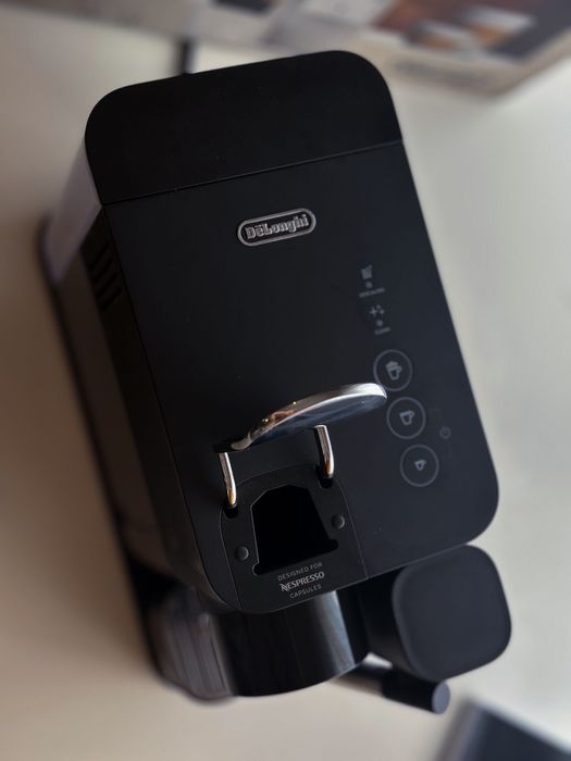 Máquina de café Nespresso Latissima One Delonghi Preta + acessórios
