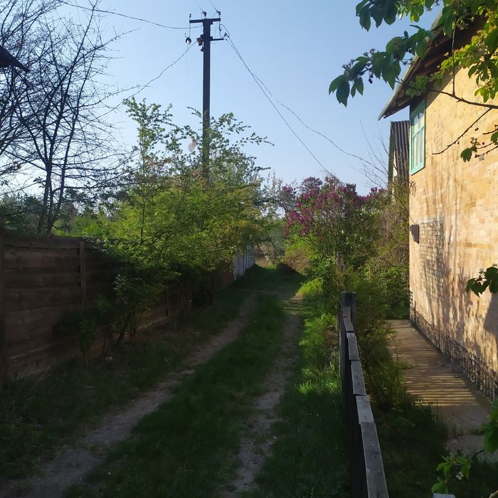 Продам  земельний участок-дачу в живописному місці.