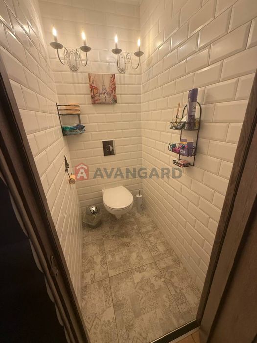 Продам дом 200 м2 с бассейном и баней в начале Обуховки.