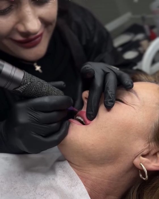 Pudrowe brwi, usta akwarela i międzywiejka – makijaż permanentny