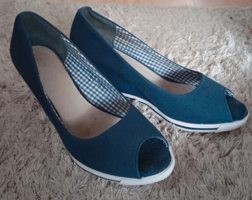 Sandały na koturnie