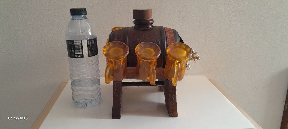 Barril decorativo em loiça e copos vidro