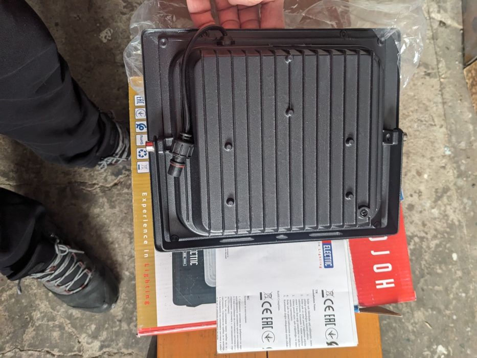 Продаю світильник, на сонці.