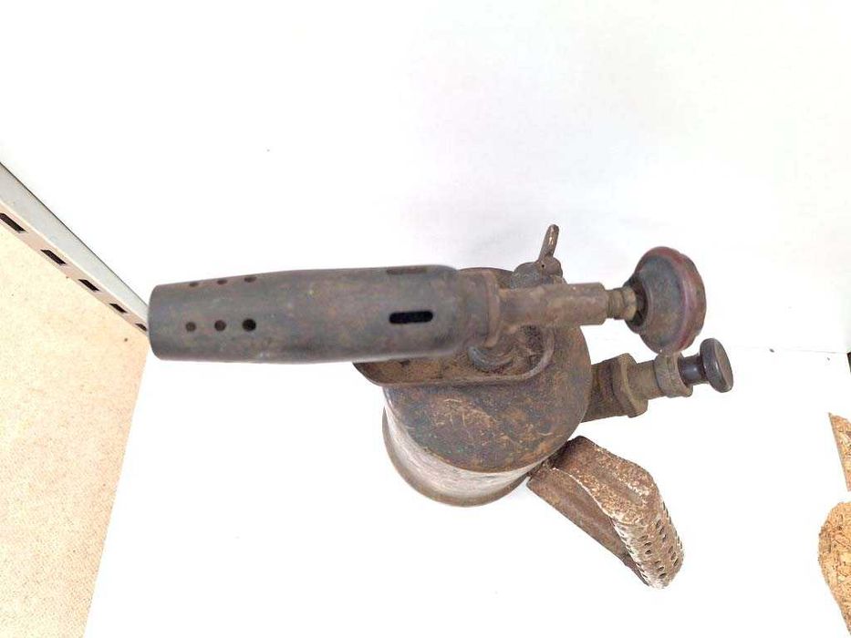 Maçarico a petróleo antigo