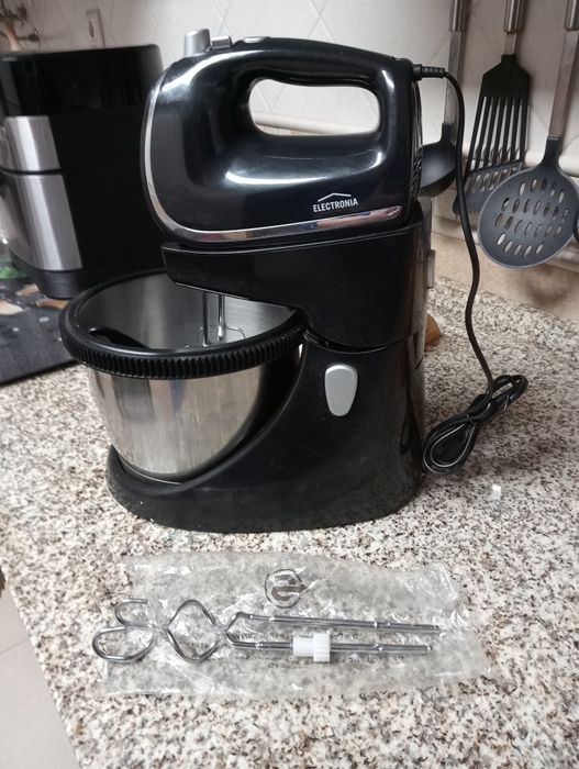 Batedeira preta e cinza com braço