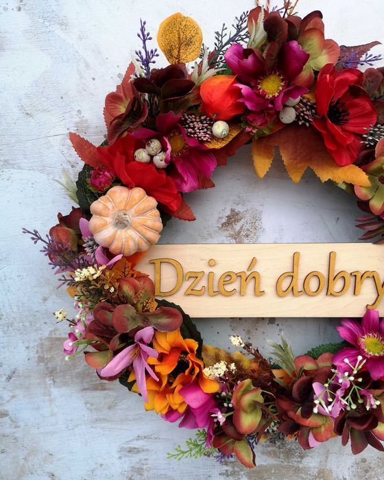 Jesienny wianek z napisem Dzień Dobry Pani Plecionka