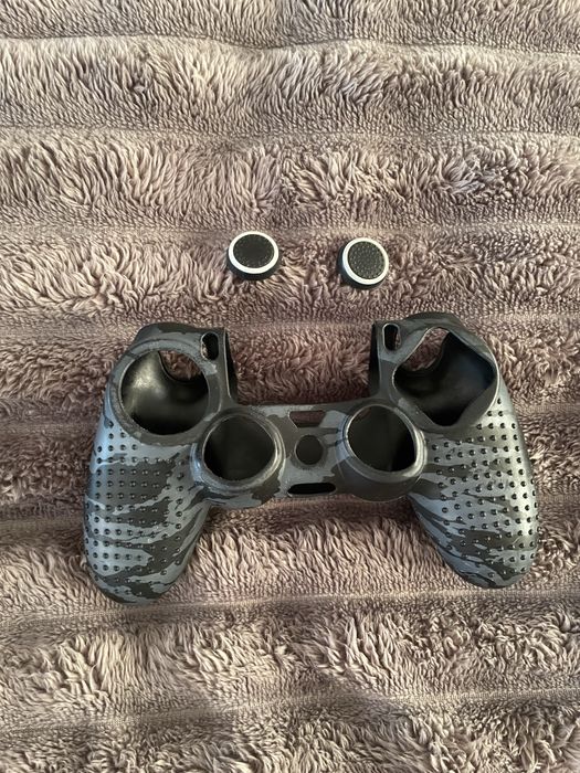 PlayStation 4 500GB + 2 pady