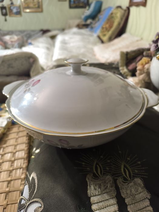 Блюдо з кришкою порцелянове