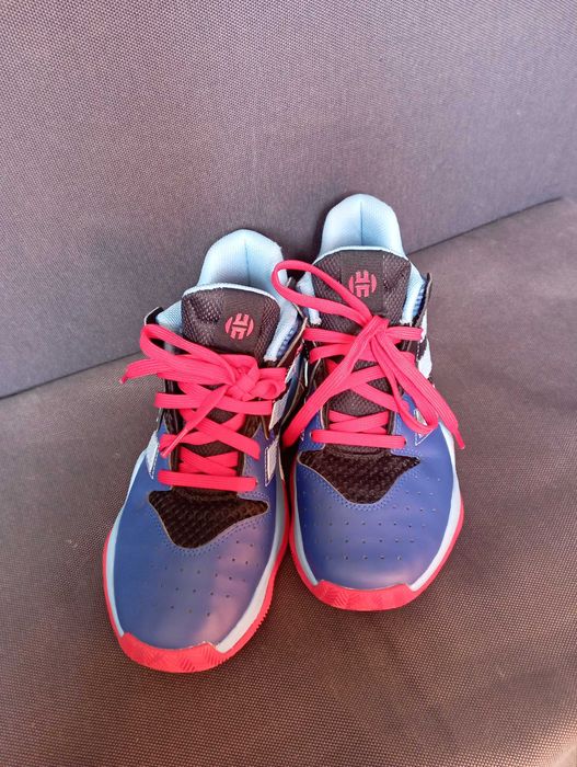 Кроссовки Adidas.