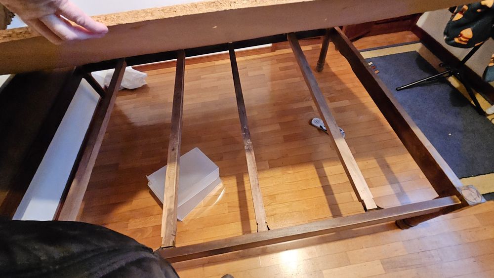 Cama, cómoda, mesinhas + colchão