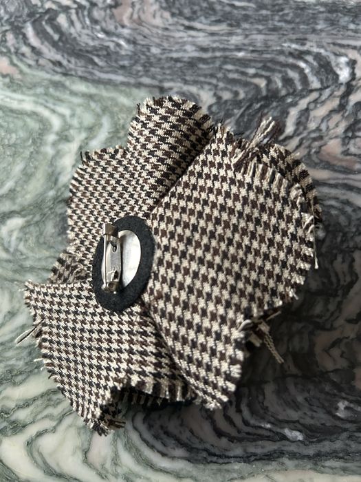 Broszka z materialu w ksztalcie kwiatka
