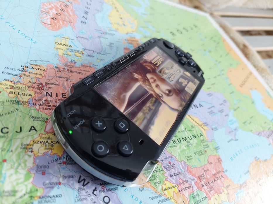 Konsola sony psp 3004 (3000) slim piano black 4gb 20 gier