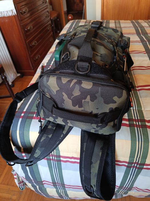 Disponível para venda Mochila para a pesca.