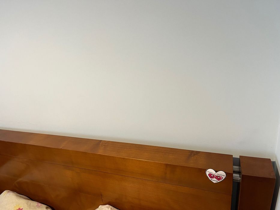 Cama de casal em madeira