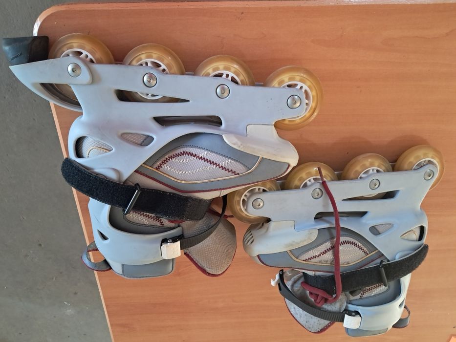 Patins em linha de cor cinzento