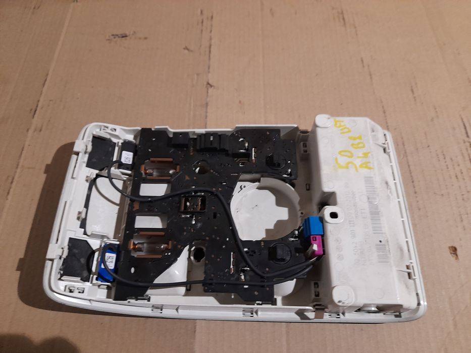 Lampka oświetlenie kabiny Audi A4 B8 lift 8T0.947.135 BE schowek