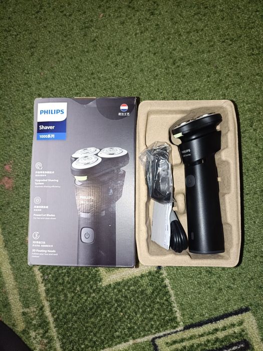 Нова електробритва Philips для чоловіків у заводській упаковці.