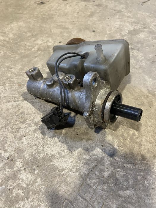 Главный тормозной цилиндр Mazda 626